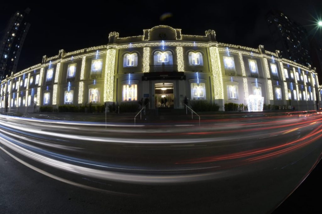 Cartão-postal de Natal na cidade, fachada do Shopping Curitiba conta com iluminação de 29 mil microlâmpadas 1 natal shopping curitiba