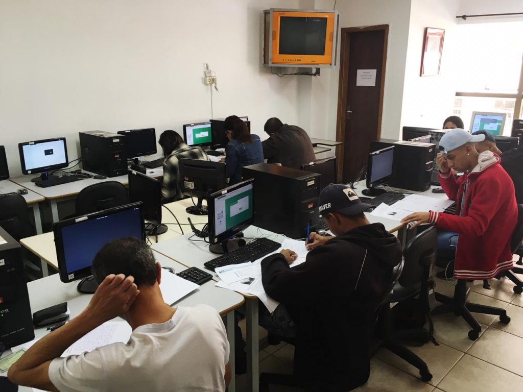 Estudantes matriculados na EJA devem confirmar a matrícula com código SMS 1 EJA Pinhais