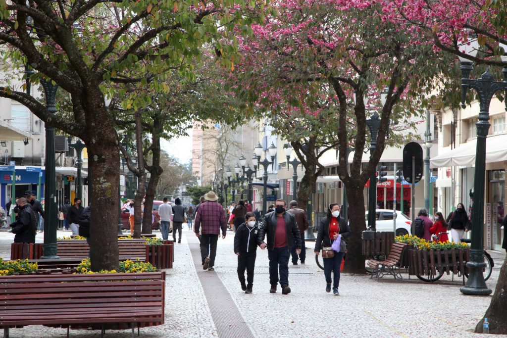 Decreto estende horário de funcionamento do comércio e reduz toque de recolher 1 comercio de rua curitiba