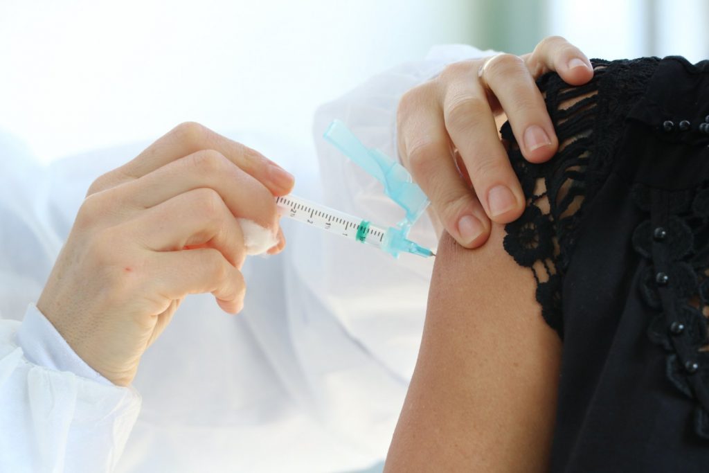 Prefeitura de Pinhais alerta para a importância da 2ª dose da vacina contra a Covid-19 1 vacinacao pinhais