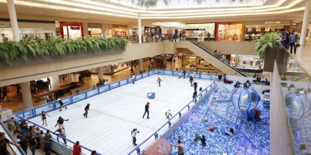 Shopping de Curitiba inaugura pista de patinação no Gelo 1 vikings no gelo 1536x768 1