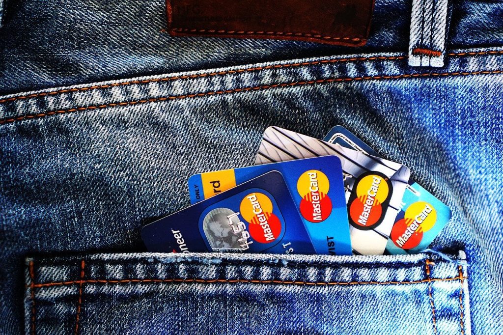 Cartão de Crédito: Saiba como escolher e quais são suas vantagens e riscos 1 cartao de credito vantagens e desvantagens maispinhais