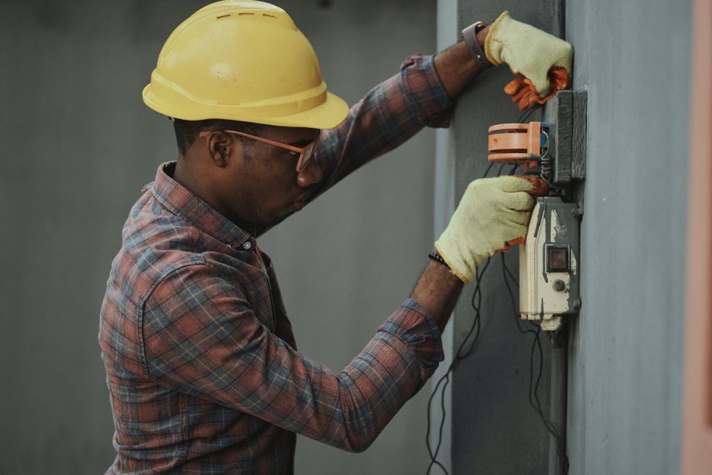 Secretaria de Desenvolvimento Econômico abre inscrições para os cursos de Eletricidade Predial e de Técnica de Construção em Alvenaria 1 curso gratis eletricista