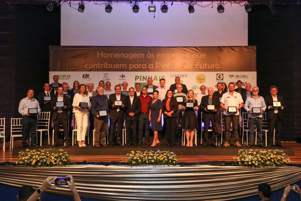 Pinhais 30 anos: Prefeitura presta homenagem às empresas da cidade em cerimônia no Cenforpe 1 homenagem empresarios foto roberto dziura jr 9609