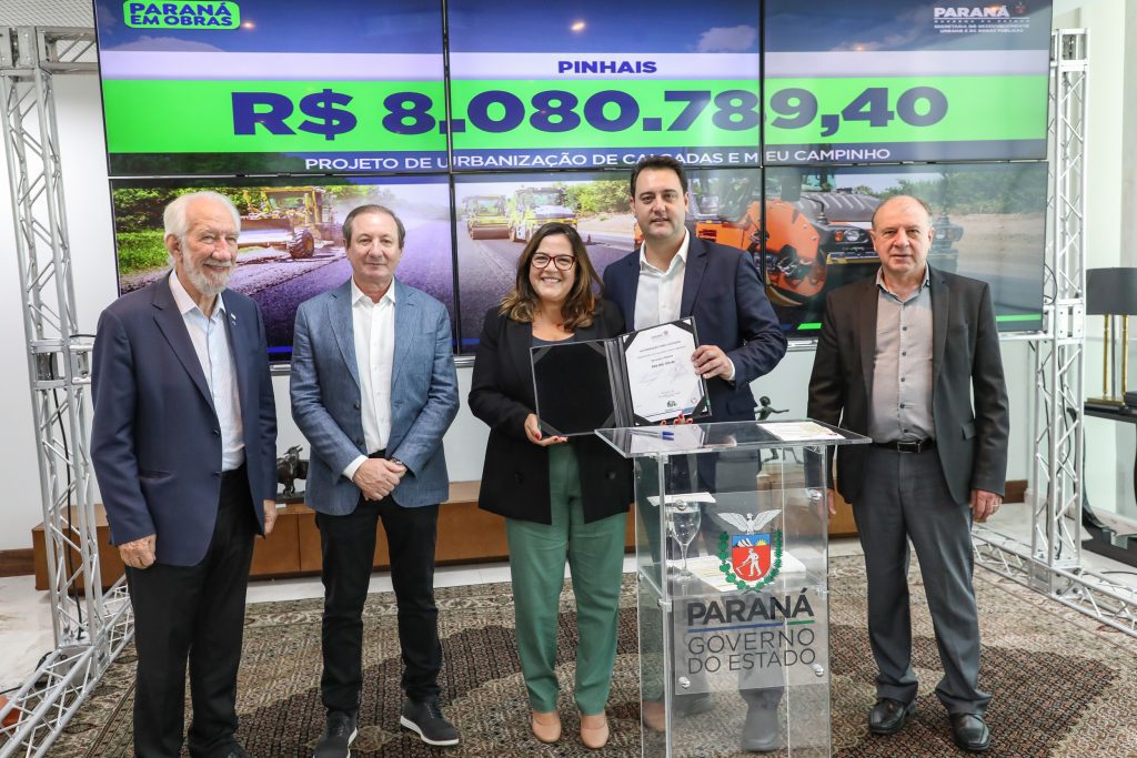 Pinhais recebe mais de R$ 8 milhões do Governo do Estado para obras de infraestrutura urbana 1 prefeita rosa maria e ratinho junior