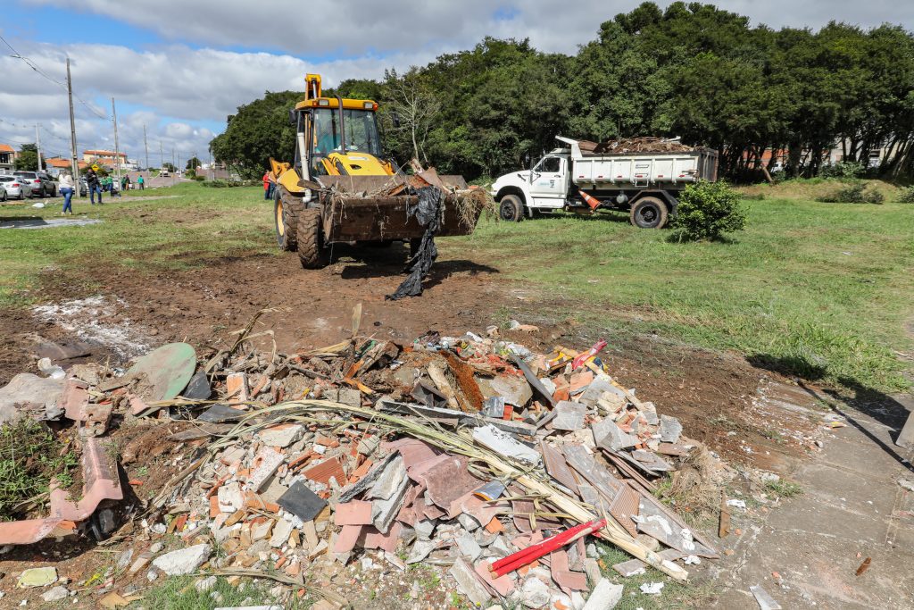Mutirão promove limpeza de área ambiental e trabalho de conscientização no bairro Alto Tarumã 1 multirao limpeza pinhais