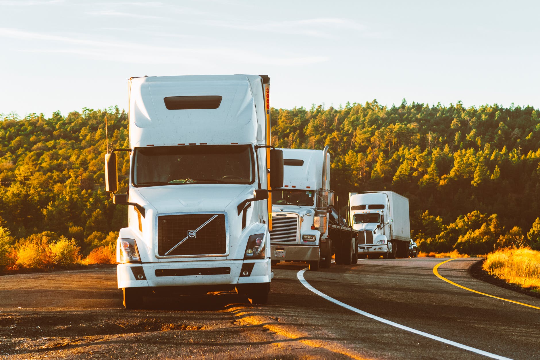 5 principais dificuldades na logística de transporte 1 white volvo semi truck on side of road
