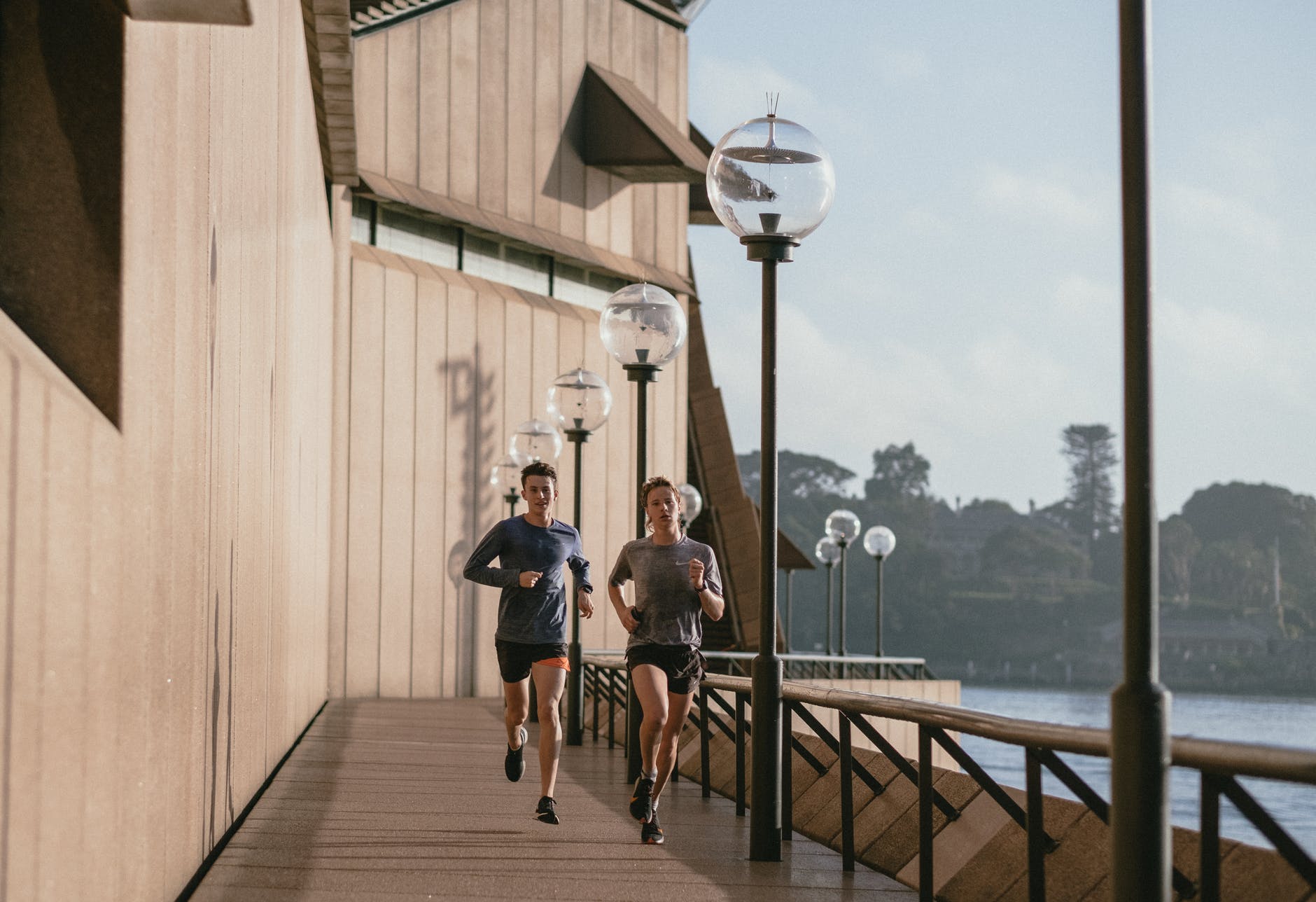 Como ter mais energia e disposição? 1 man and woman jogging