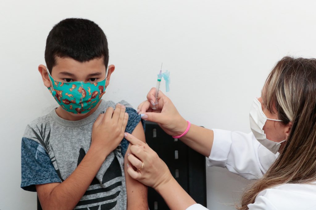 Campanha amplia horário para multivacinação nas unidades de saúde de Pinhais 1 Vacinação de crianças em Pinhais
