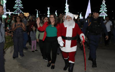 Chegada do Papai Noel marca a inauguração do Natal Encantado de Pinhais
