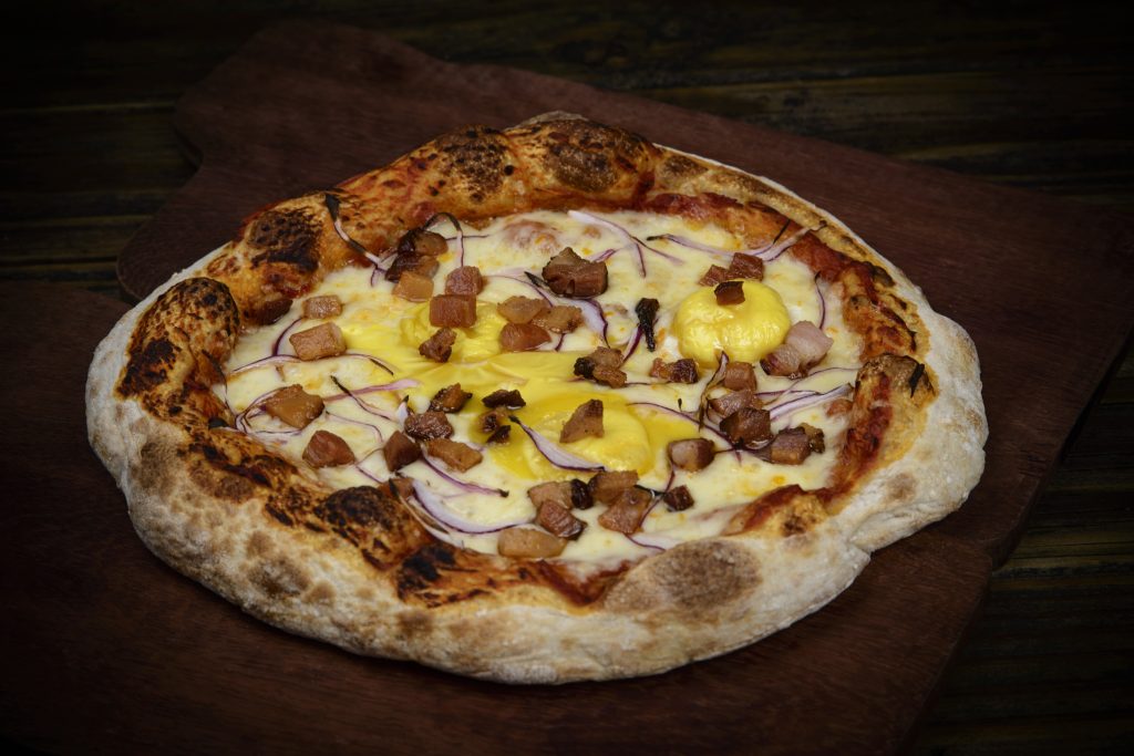 Releitura da pizza portuguesa com gema mole faz sucesso em Curitiba 1 pizza figurate gema mole